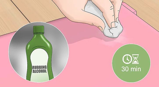 sử dụng cồn để tẩy nhựa cây dính trên quần áo