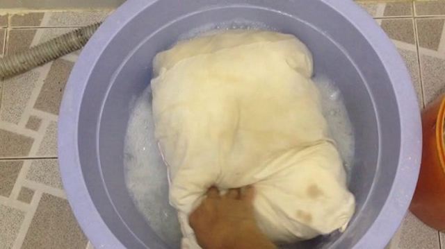 Cách giặt ruột gối bằng tay đơn giản