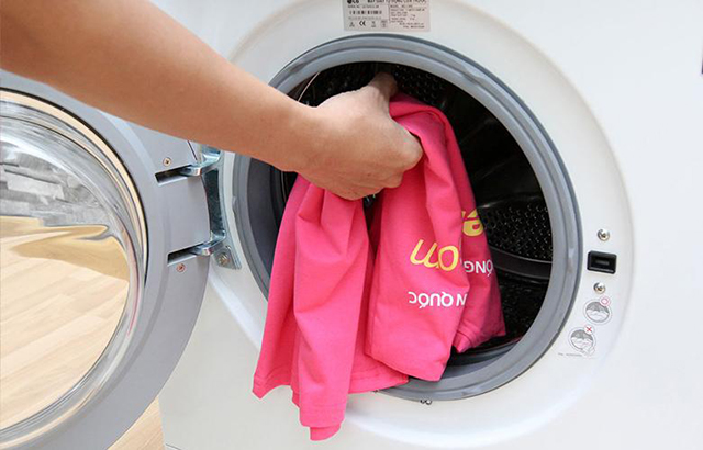 sử dụng máy giặt để tẩy nhựa chuối trên quần áo