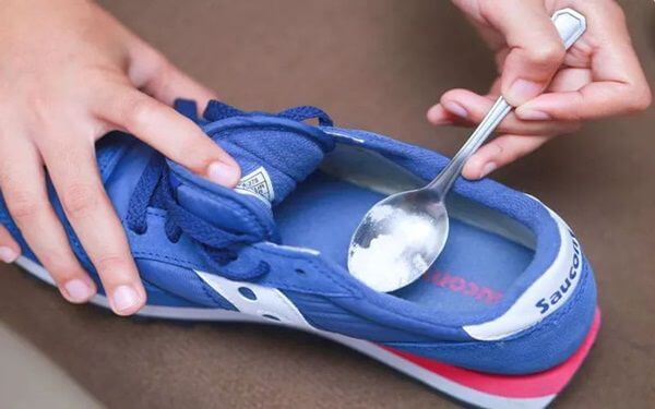cách khử mùi hôi trong giày thể thao bằng muối