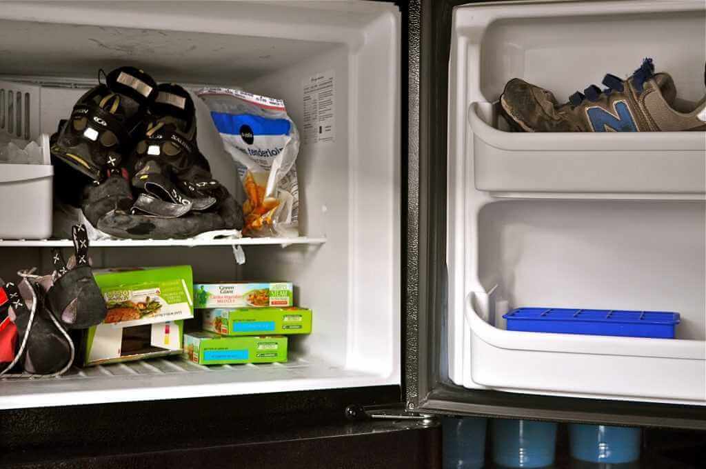 cho giày vào ngăn đông tủ lạnh khử mùi hôi giày