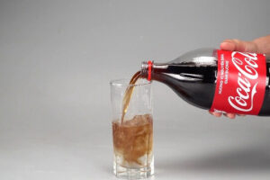 Cách tẩy bồn cầu bằng coca cola