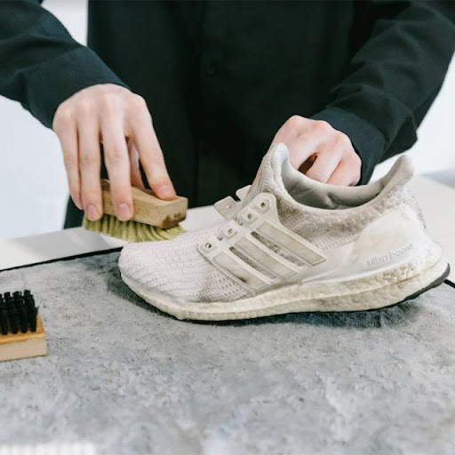 Dùng kem đánh răng để giặt giày trắng