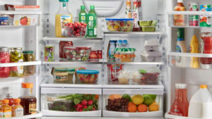 Tủ lạnh là nơi lưu trữ thực phẩm nên cần phải vệ sinh