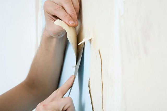 Cách gỡ giấy dán tường bằng thủ công