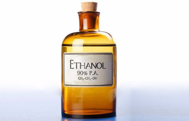 Cách xóa bút lông dầu bằng cồn Ethanol hoặc oxy già 