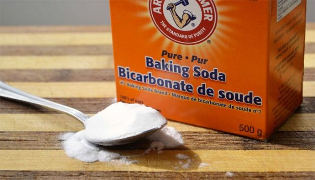 Sử dụng bột nở để tẩy sơn trên tay