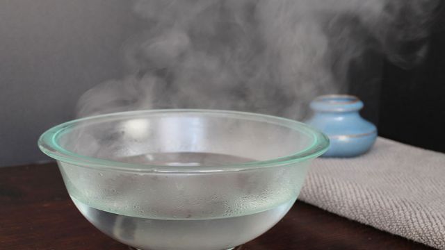 Sử dụng nước nóng để tẩy sơn
