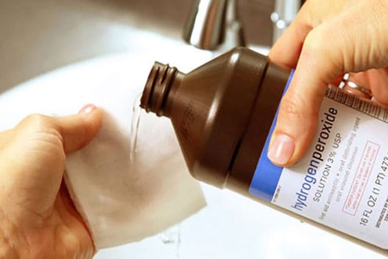 Dùng oxy già (hydrogen peroxide 3%)
