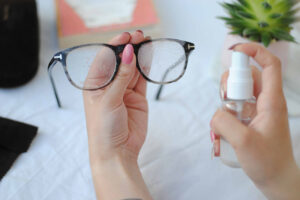 Nước rửa mắt kính loại nào tốt? Những lưu ý khi xịt rửa kính mắt