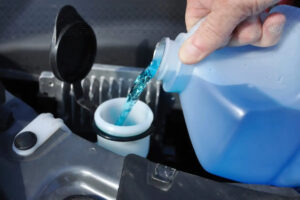 Nước rửa kính ô tô loại nào tốt? Cách thay nước rửa kính ô tô