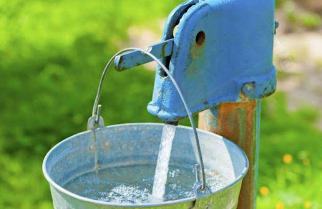 Dùng nước máy để thay nước bể cá