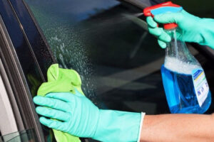 6 Cách pha nước rửa kính ô tô đơn giản, hiệu quả tại nhà