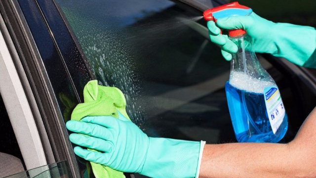 6 Cách pha nước rửa kính ô tô đơn giản, hiệu quả tại nhà