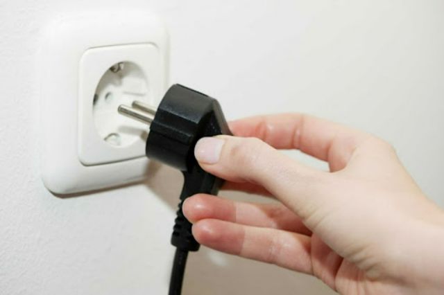 rút điện ra để vệ sinh nồi