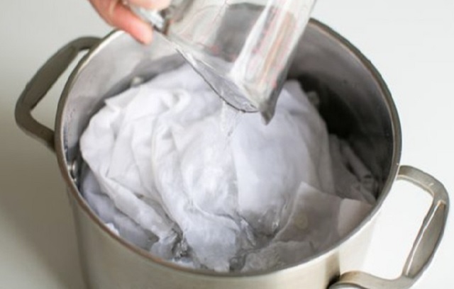 Cách tẩy vết nước chè trên quần áo giấm trắng và bột giặt