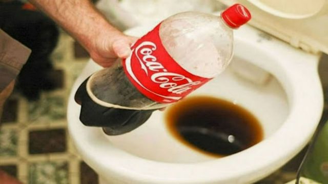 Thông bồn cầu bằng coca cola