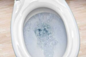 Cách thông bồn cầu bằng nước nóng hiệu quả 100%
