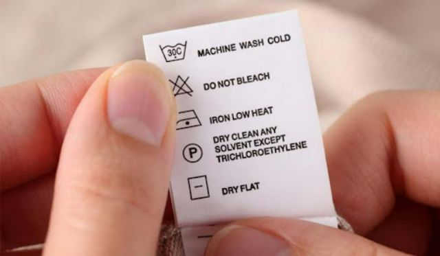 Xem hướng dẫn mác trước khi giặt quần áo bằng tay