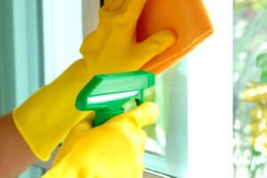 Hướng dẫn cách làm sạch kính phòng tắm đơn giản hiệu quả
