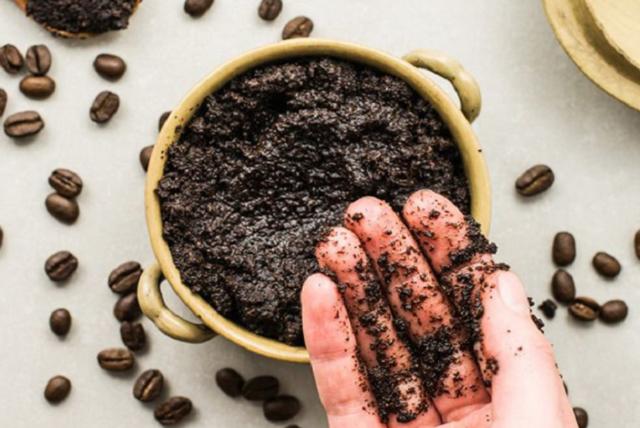 Dùng bã cafe khử mùi trên tóc