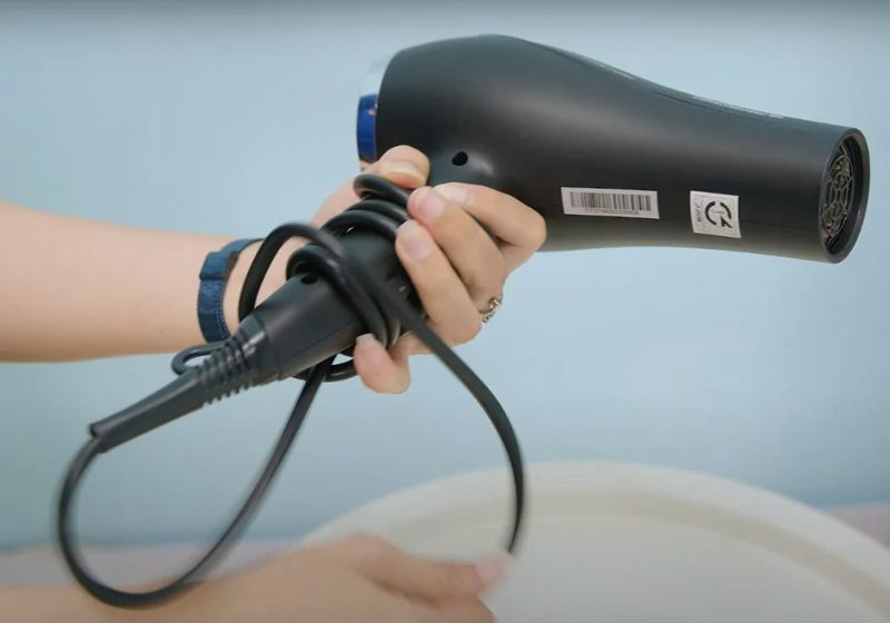Sử dụng máy sấy tóc và khăn mềm