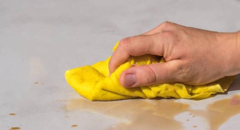 Những sai lầm khi tẩy vết nước chè khiến sàn càng hư hỏng