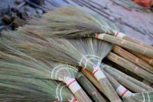 Hướng dẫn làm sạch chổi đót mới mua đơn giản, nhanh chóng