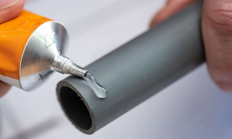 Hướng dẫn thao tác tháo ống nhựa đã dán đúng kỹ thuật