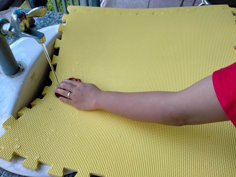 Cách giặt thảm xốp