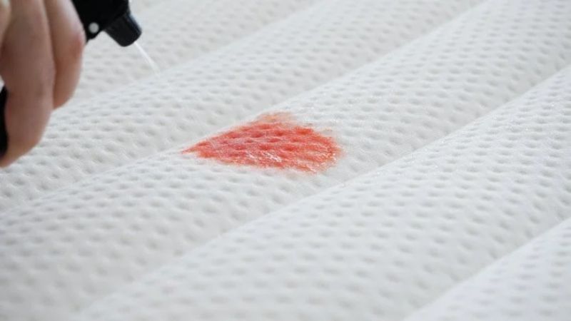 Vì sao cần khử mùi nước tiểu trên nệm càng sớm càng tốt?