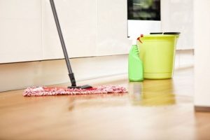 Cách làm sạch dầu mỡ trên sàn cực nhanh và hiệu quả