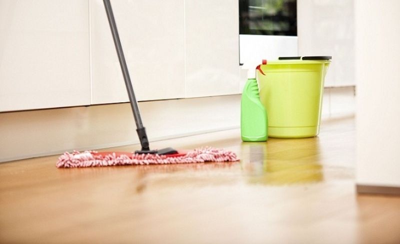 Cách làm sạch dầu mỡ trên sàn