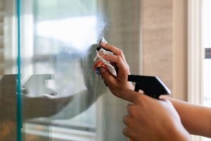 Cách làm sạch kính bị ố lâu ngày hiệu quả, sáng bóng như mới