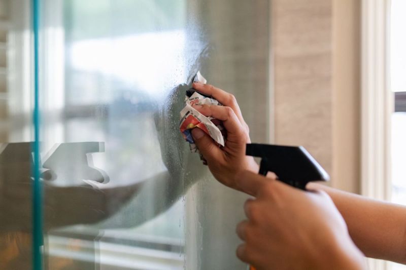 Cách làm sạch kính bị ố lâu ngày hiệu quả, sáng bóng như mới