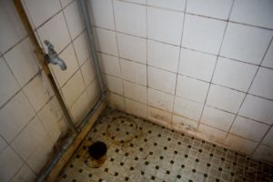 Cách làm sạch nền nhà tắm bị ố mốc nhanh chóng và sạch bóng