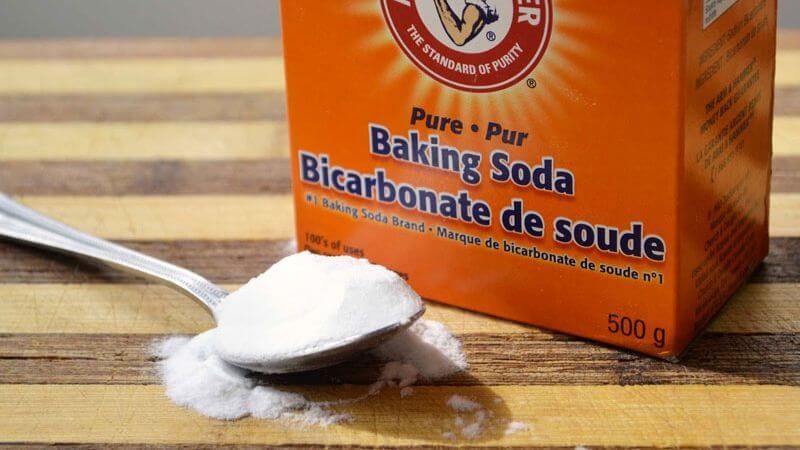 Rắc baking soda pha tinh dầu vào thảm, giày, gối