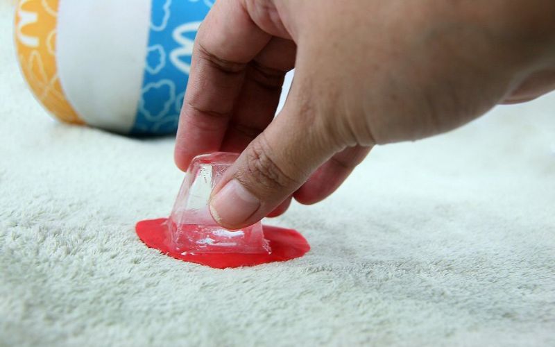 cách tẩy keo dính trên thảm