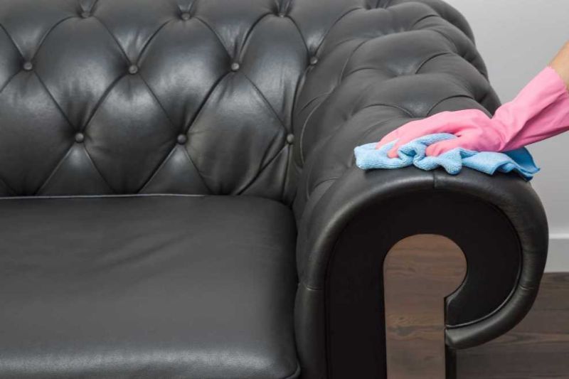 Những Sai Lầm Phổ Biến Khi Vệ Sinh Ghế Sofa Da