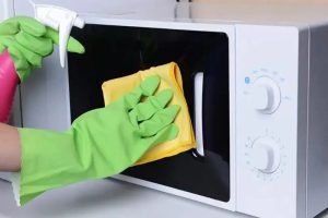 Cách vệ sinh lò vi sóng sạch bóng chỉ với vài bước đơn giản