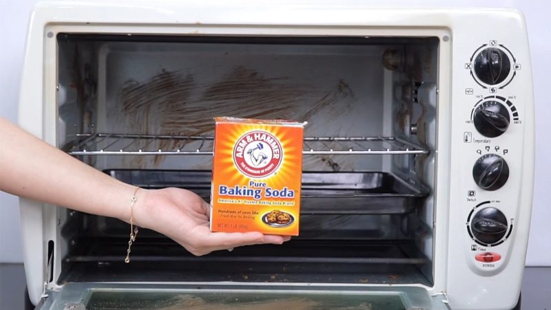 Vệ sinh bằng baking soda (nếu vết bám cứng đầu)