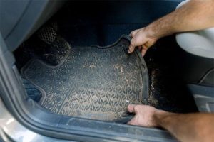 Cách vệ sinh thảm lót sàn ô tô đúng chuẩn và hiệu quả tại nhà