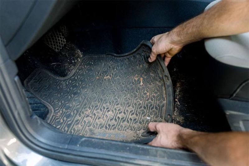 Cách vệ sinh thảm lót sàn ô tô