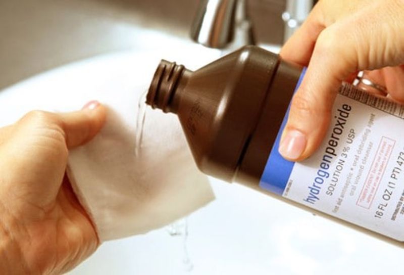Sử dụng oxy già (Hydrogen Peroxide)