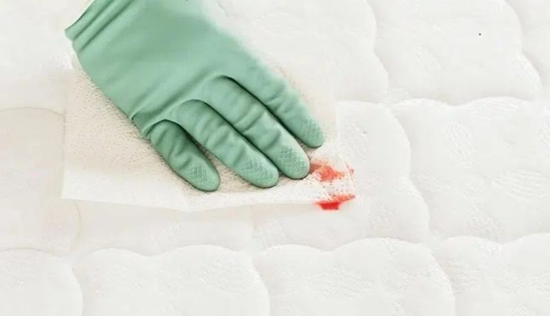 Cách tẩy vết máu trên ga giường
