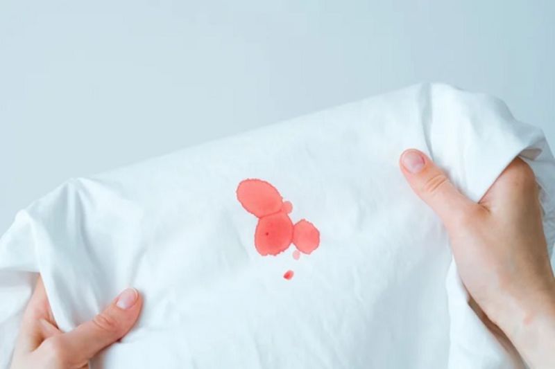 Hiểu về vết máu dính trên ga giường