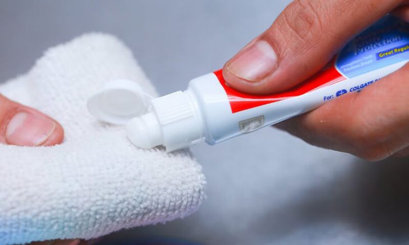Tẩy vết ố trên kính bằng kem đánh răng