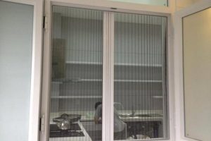 Cách vệ sinh cửa lưới chống muỗi đơn giản, đúng cách tại nhà 