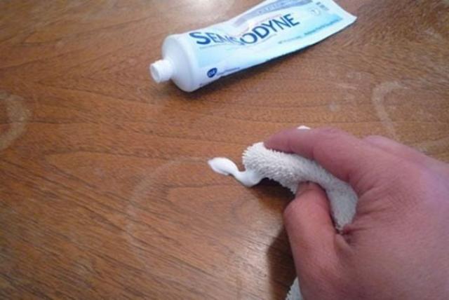 Dùng kem đánh răng làm mờ vết ố nước, trà, cà phê