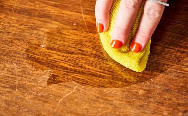 Sử dụng sáp ong để xử lý vết xước trên sàn nhựa